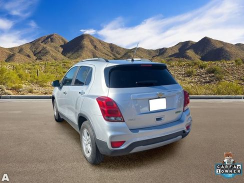 Used 2020 Chevrolet Trax LT w/ LT Convenience Package FWD image 3