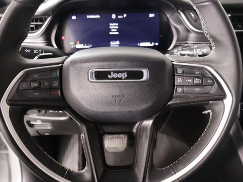 Used 2024 Jeep Grand Cherokee L Laredo image 3