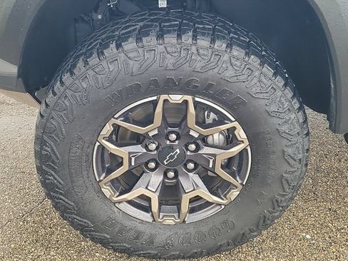 Used 2025 Chevrolet Colorado ZR2 w/ Technology Package AWD/4WD image 7