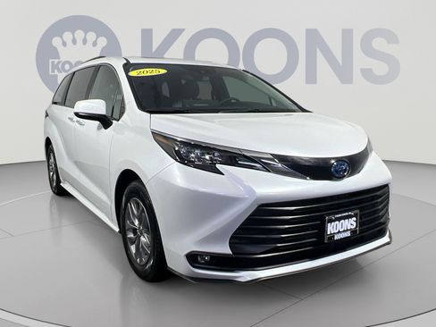 Used 2025 Toyota Sienna XLE AWD/4WD image 2
