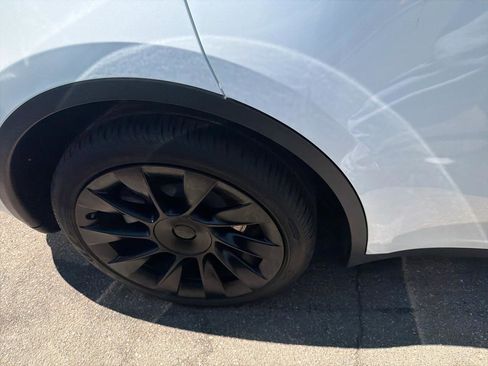 Used 2024 Tesla Model Y 2WD image 5