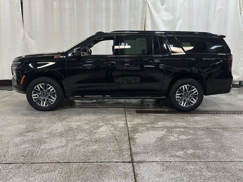 Used 2025 Chevrolet Suburban Z71 image 2