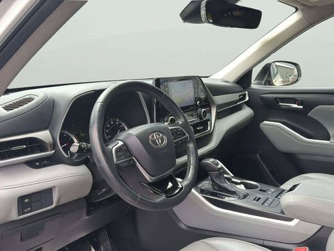 Used 2021 Toyota Highlander XLE AWD/4WD image 11
