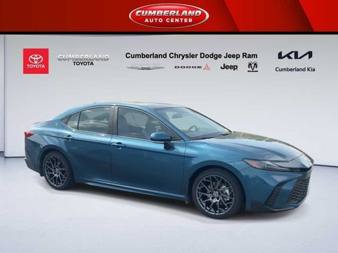 Used 2025 Toyota Camry SE image 2