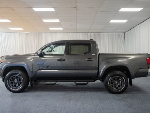 Used 2018 Toyota Tacoma SR5 AWD/4WD image 4