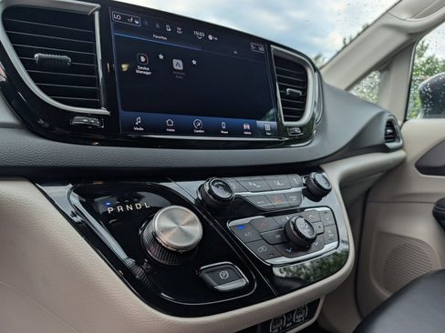 Used 2023 Chrysler Pacifica Touring-L FWD image 5