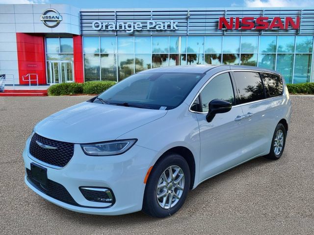 Used 2024 Chrysler Pacifica Touring-L FWD image 4