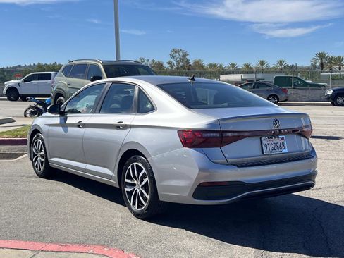 Certified 2025 Volkswagen Jetta SE image 3