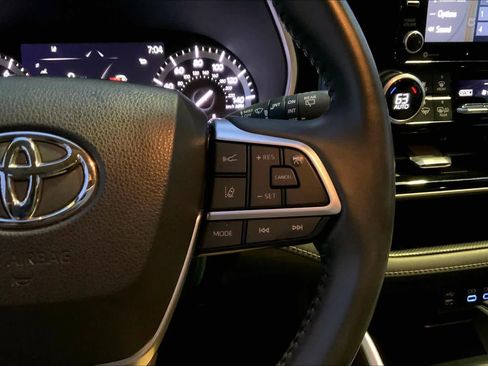 Used 2022 Toyota Highlander XLE image 24