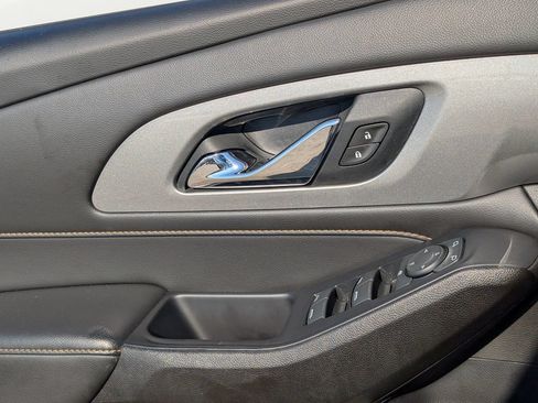 Used 2021 Chevrolet Traverse LS FWD image 25