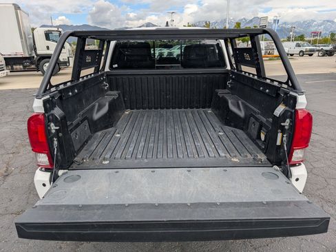 Used 2017 Toyota Tacoma TRD Off-Road w/ Premium & Technology Package AWD/4WD image 30