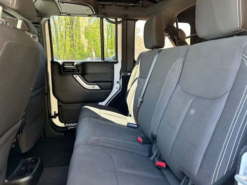 Used 2017 Jeep Wrangler Unlimited Sahara w/ Connectivity Group AWD/4WD image 17
