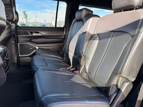 Certified 2024 Jeep Wagoneer Series II w/ Flexible Seating Group image 5