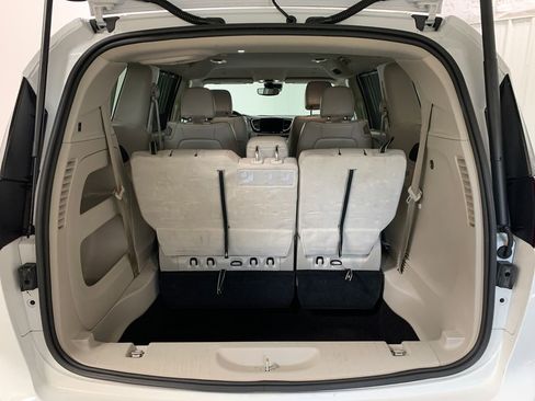 Used 2021 Chrysler Pacifica Touring-L image 22