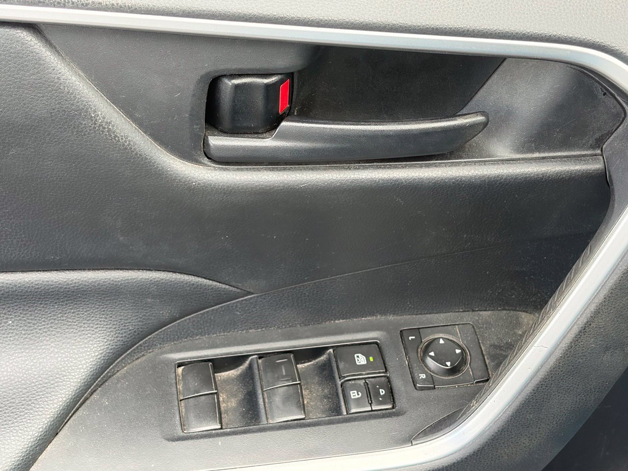 Used 2019 Toyota RAV4 LE w/ Carpet Mat Package AWD/4WD image 7