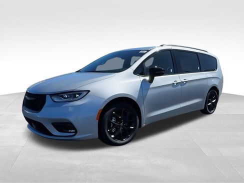New 2026 Chrysler Pacifica Select w/ S Appearance Package FWD image 3