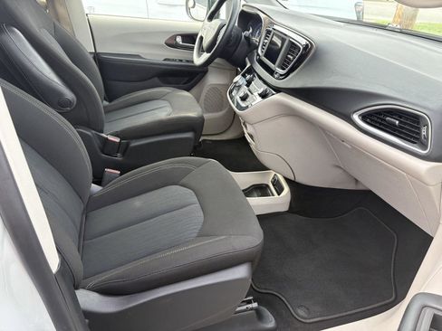Used 2020 Chrysler Voyager LX FWD image 17