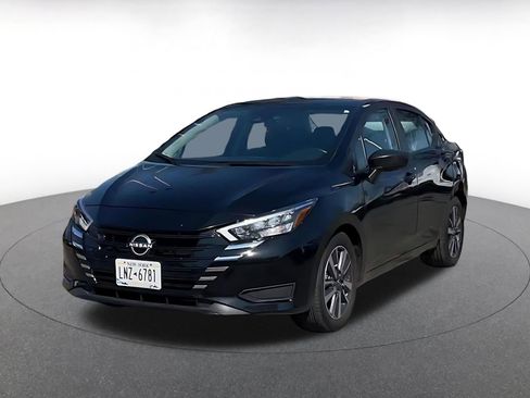 Used 2025 Nissan Versa SV image 4