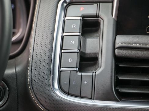 Used 2024 GMC Yukon SLT w/ SLT Luxury Package AWD/4WD image 10