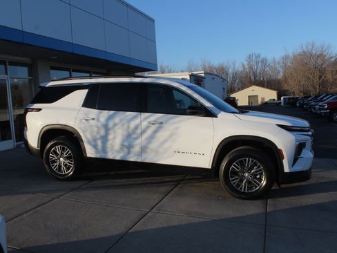 New 2026 Chevrolet Traverse LT image 3