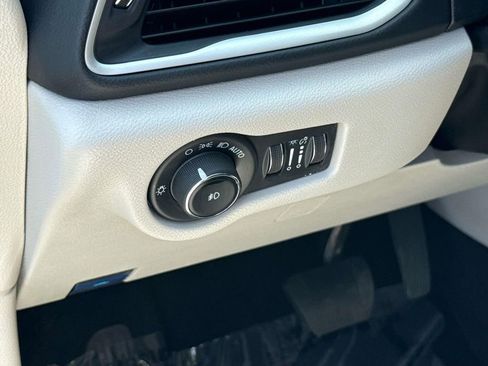 Used 2023 Chrysler Pacifica Touring-L FWD image 28