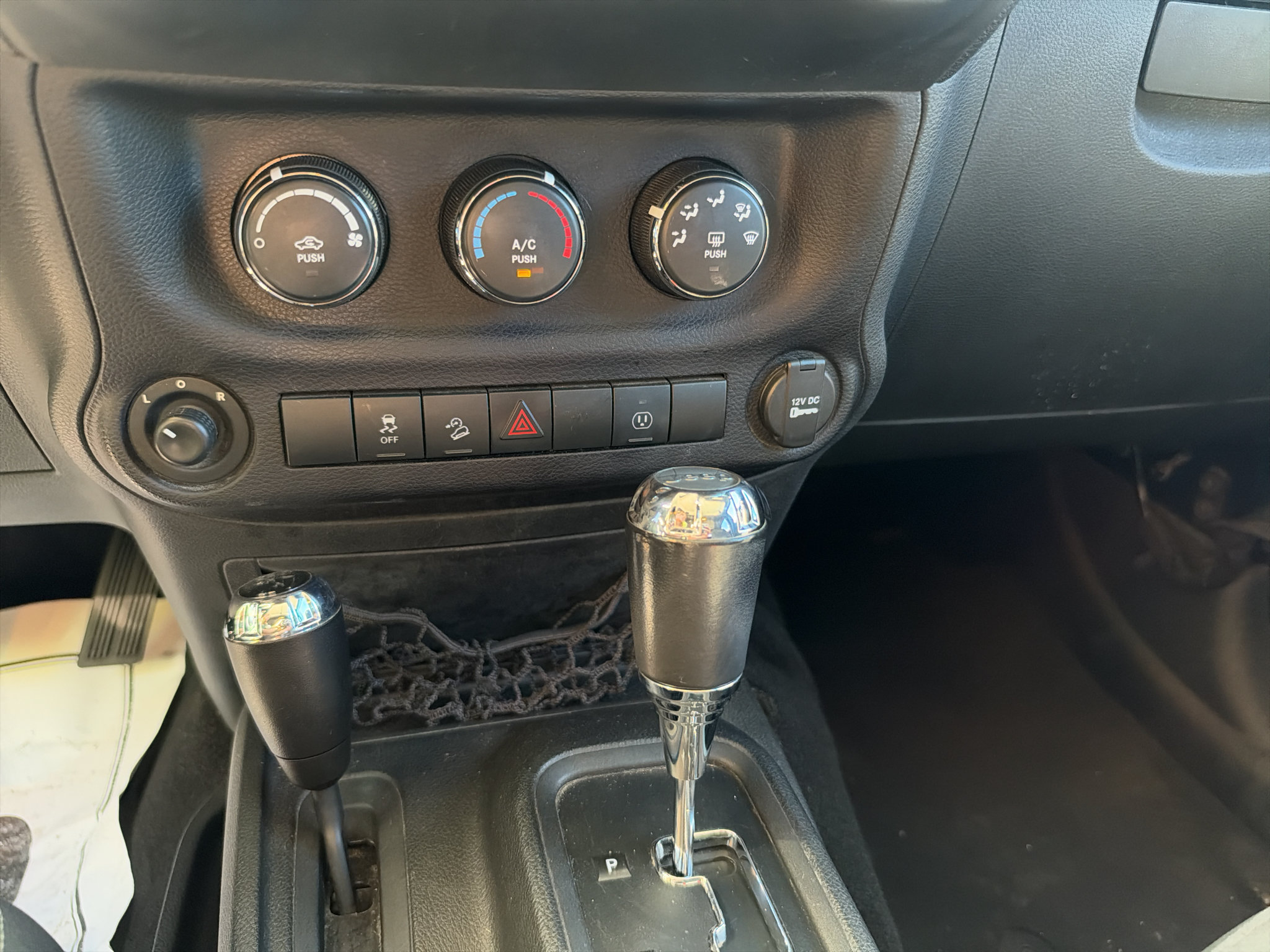 Used 2016 Jeep Wrangler Unlimited Sahara w/ Dual Top Group AWD/4WD image 13