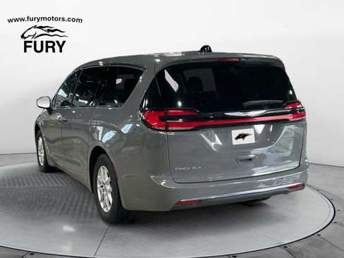 Used 2023 Chrysler Pacifica Touring-L FWD image 5