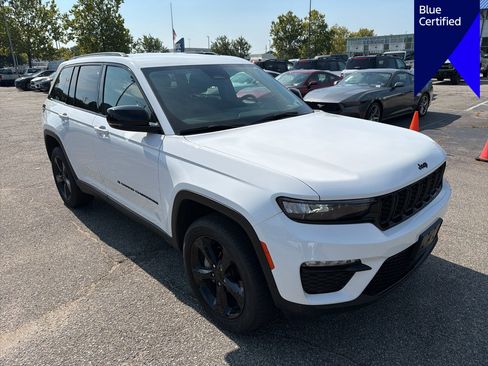 Used 2023 Jeep Grand Cherokee Limited w/ Black Appearance Package AWD/4WD image 3