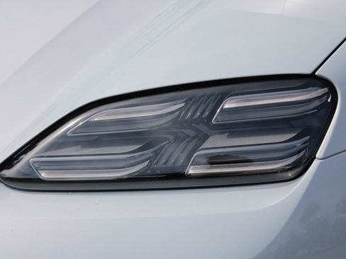 Used 2024 Porsche Macan 4 Electric image 11