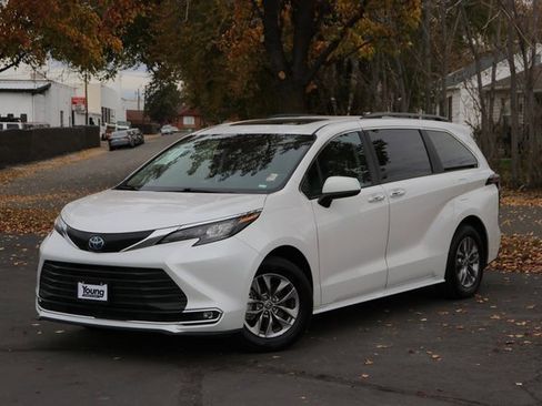 Used 2024 Toyota Sienna XLE image 1