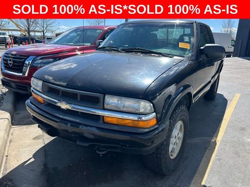 Used 2000 Chevrolet S10 Pickup LS w/ Preferred Equipment Group image 2
