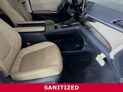 Used 2023 Toyota Sienna Limited image 24