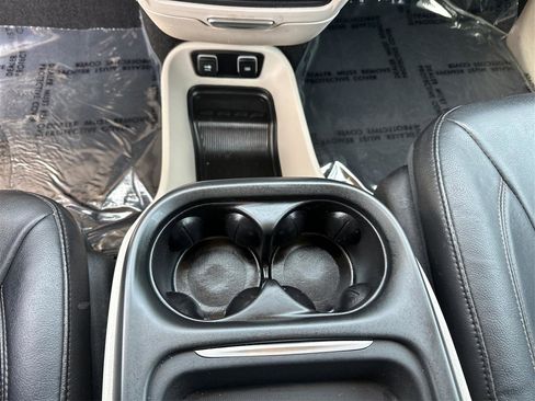 Used 2018 Chrysler Pacifica Touring-L FWD image 15
