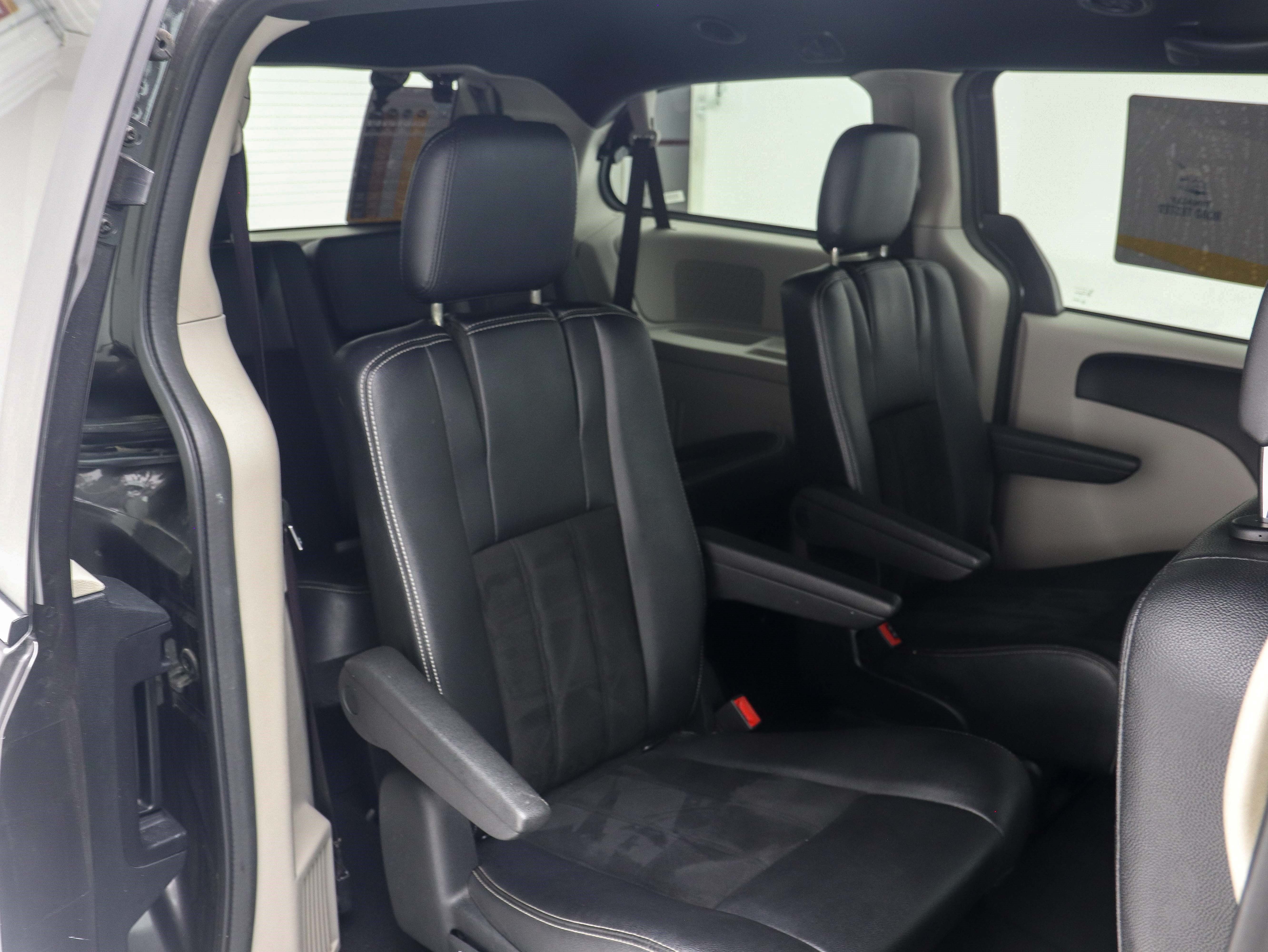 Used 2020 Dodge Grand Caravan SXT FWD image 16