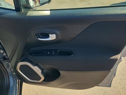Used 2017 Jeep Renegade Latitude w/ Cold Weather Group AWD/4WD image 28