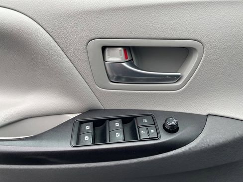 Used 2017 Toyota Sienna LE image 21