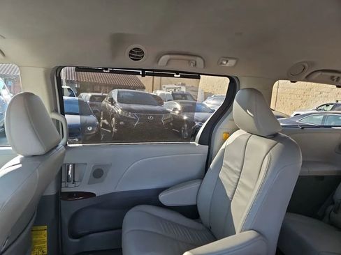 Used 2011 Toyota Sienna XLE image 32