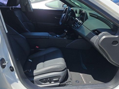 Used 2025 Lexus ES 300h w/ Premium Package FWD image 5