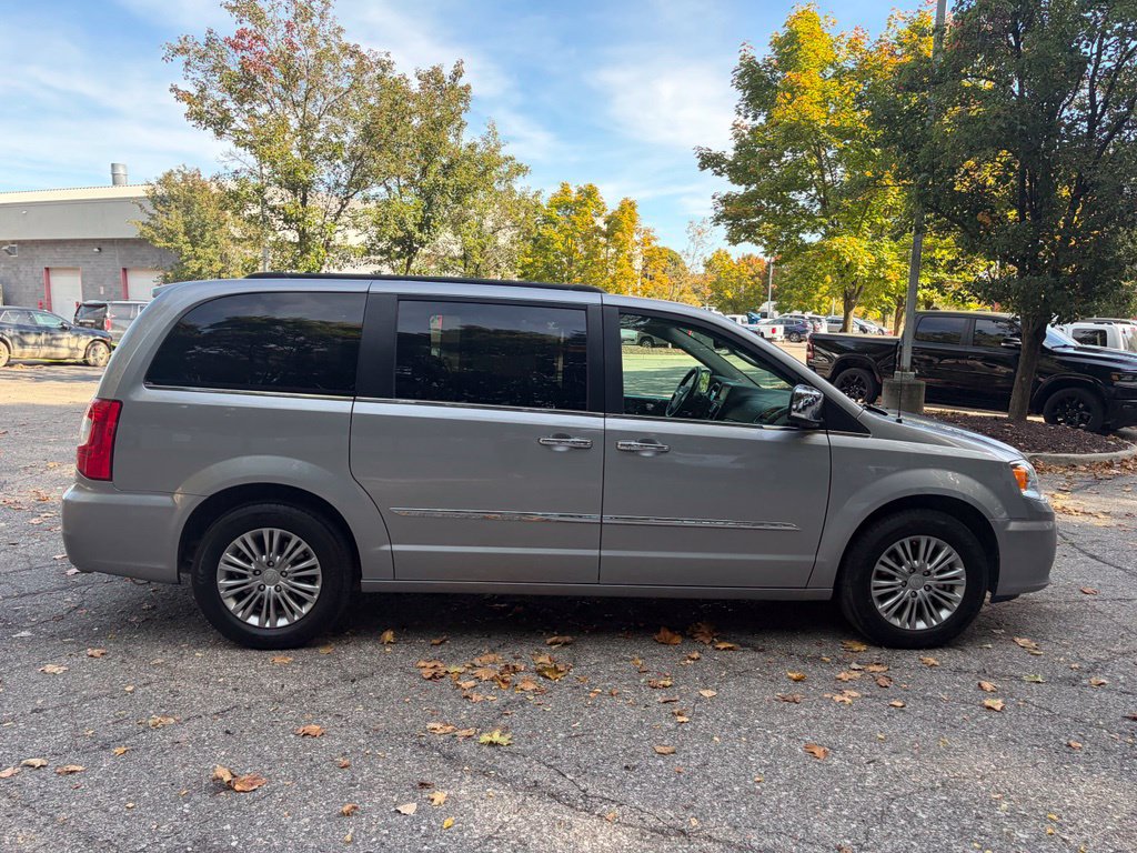 Used 2016 Chrysler Town & Country Touring-L w/ Driver Convenience Group FWD image 6