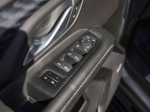 Used 2022 GMC Yukon XL Denali w/ Denali Premium Package image 27