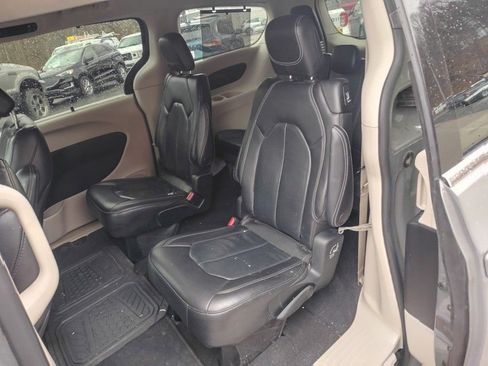 Used 2022 Chrysler Pacifica Touring-L image 19