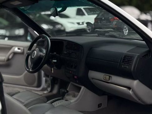 Used 2002 Volkswagen Cabrio GLX image 11
