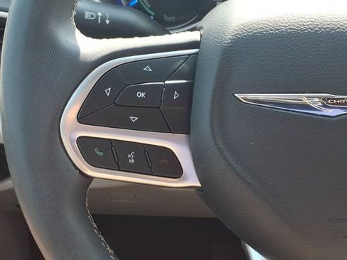Used 2022 Chrysler Pacifica Touring-L FWD image 18