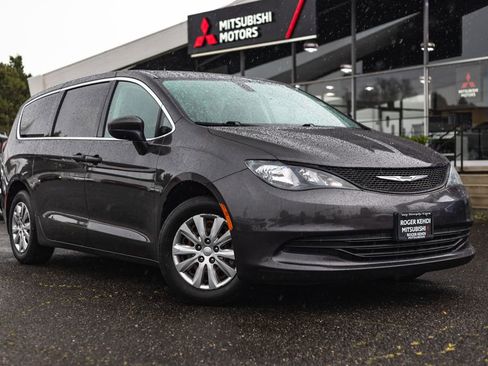 Used 2020 Chrysler Voyager L FWD image 1