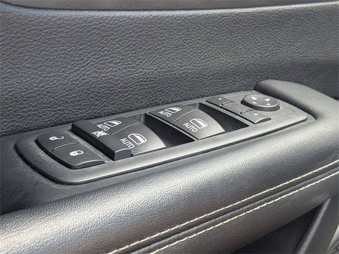 Used 2025 Chrysler Pacifica Select image 27