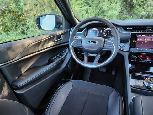 New 2025 Jeep Grand Cherokee L Altitude image 19