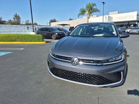 Used 2025 Volkswagen Jetta SE w/ Sunroof Package FWD image 3