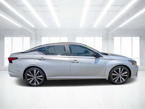 Used 2019 Nissan Altima 2.5 SR w/ SR Premium Package FWD image 2