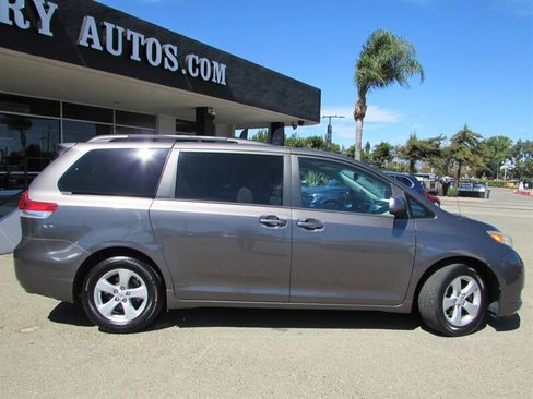 Used 2012 Toyota Sienna LE FWD image 8