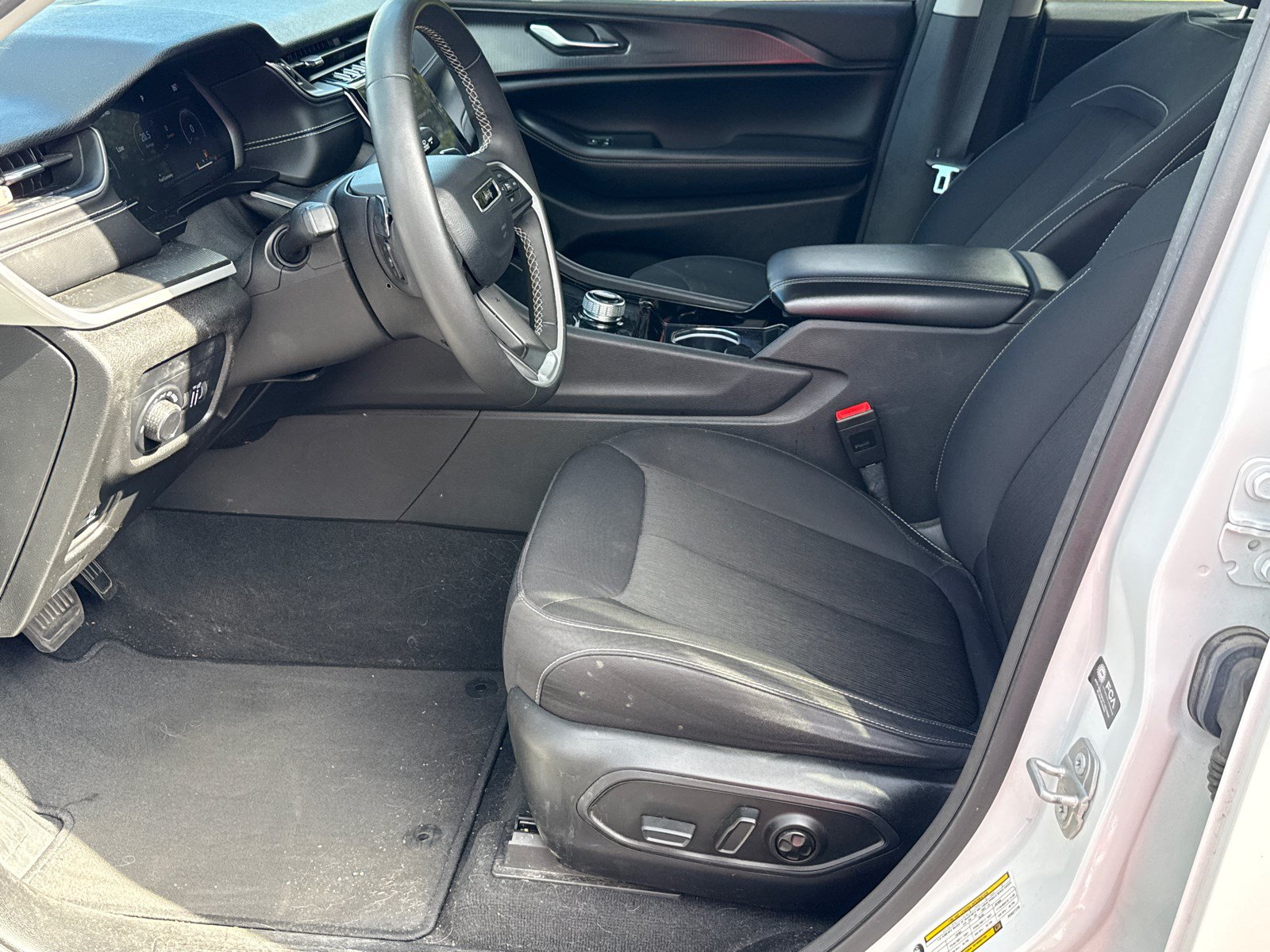 Used 2023 Jeep Grand Cherokee Laredo AWD/4WD image 9